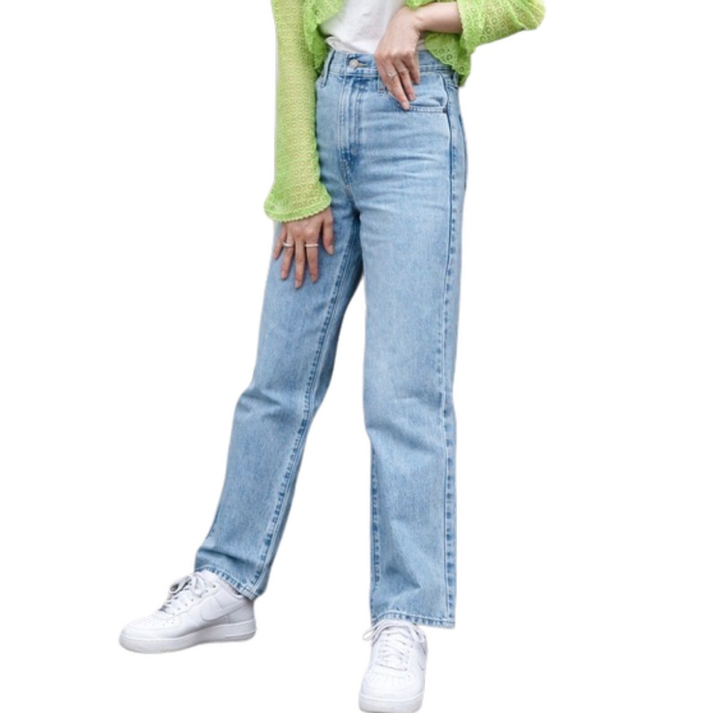 Levi’s High Waisted Straight Leg Medium Light Wash Denim Jeans 26